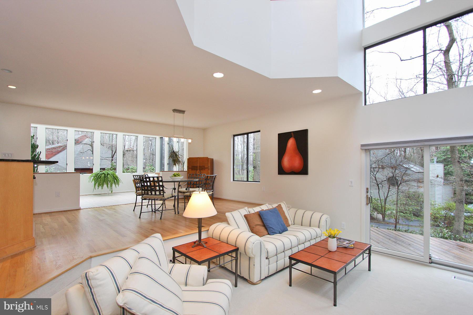 11596 Newport Cove Lane Reston, VA 20194 - Photo 14 of 30 Living Room
