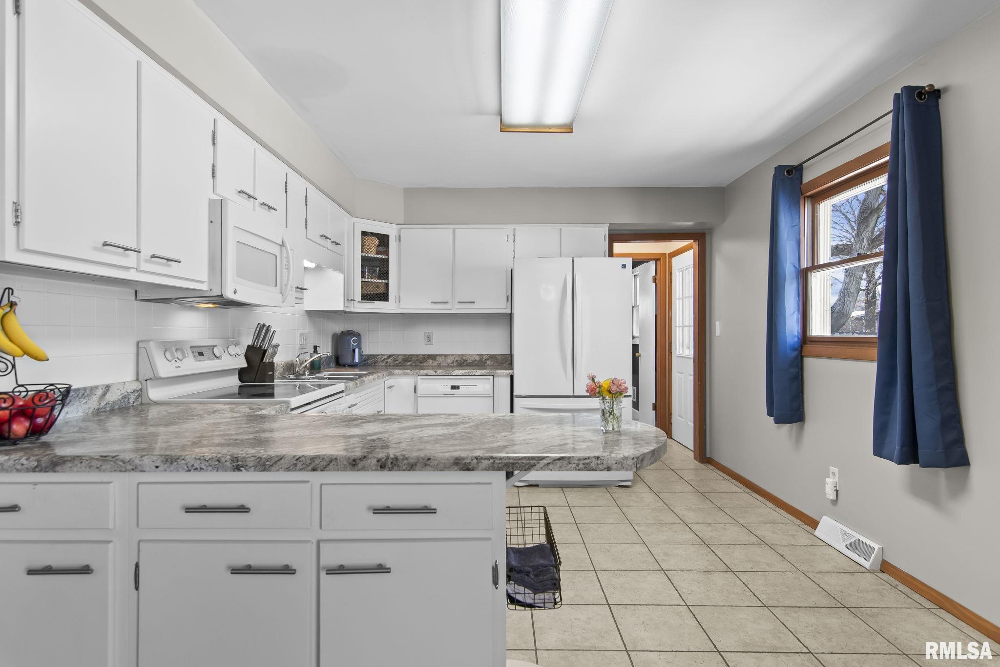 325 Cartwright Drive Springfield, IL 62704 - Photo 13 of 38