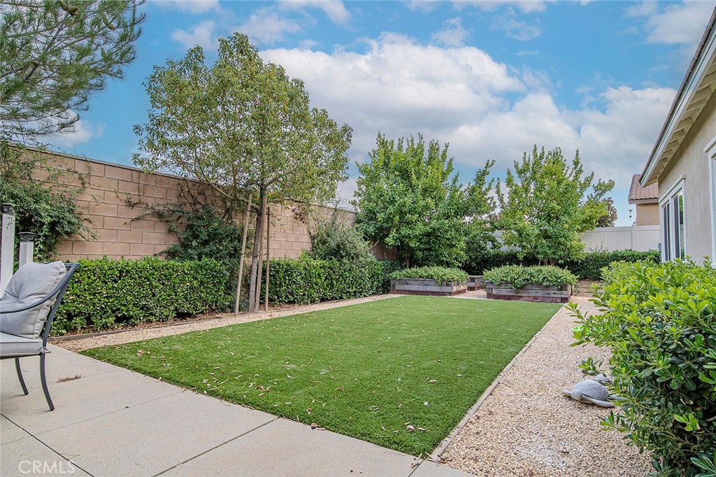 1189 Heritage Drive Calimesa, CA 92320 - Photo 29 of 36 a view of a garden with a building in the background