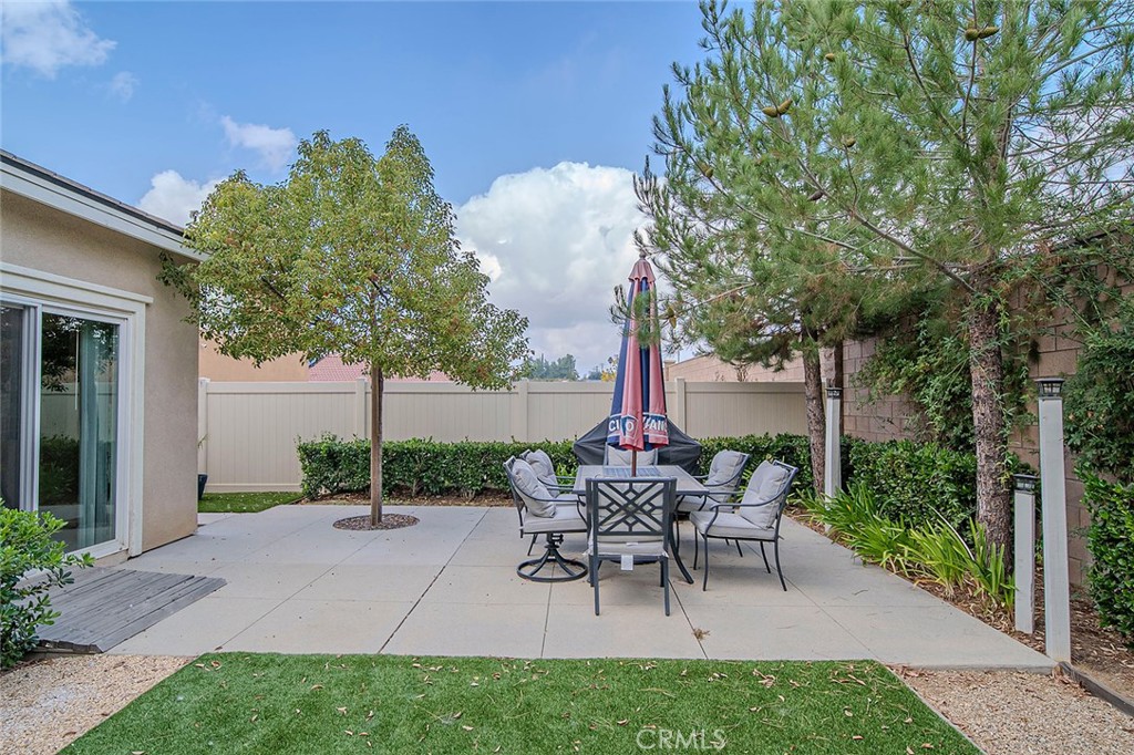 1189 Heritage Drive Calimesa, CA 92320 - Photo 30 of 36 a view of a chairs and table in backyard of the house