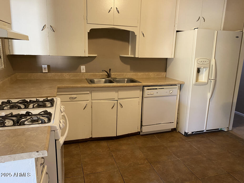 822 West Missouri Avenue Phoenix, AZ 85013 - Photo 12 of 35 a kitchen with stainless steel appliances a sink stove and refrigerator