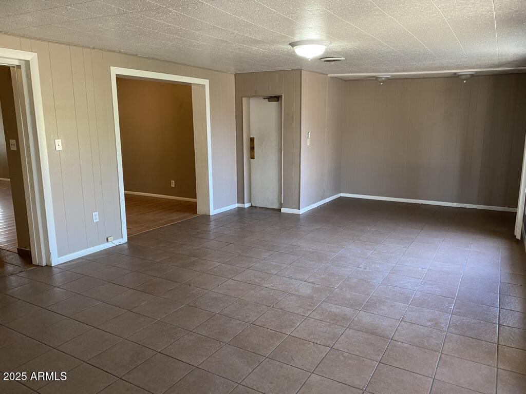 822 West Missouri Avenue Phoenix, AZ 85013 - Photo 16 of 35 an empty room with windows and entrance