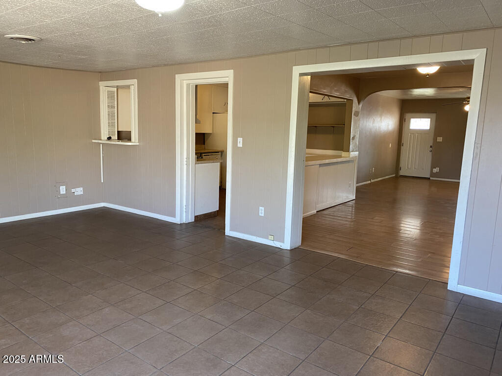822 West Missouri Avenue Phoenix, AZ 85013 - Photo 17 of 35 an empty room with wooden floor and mirror