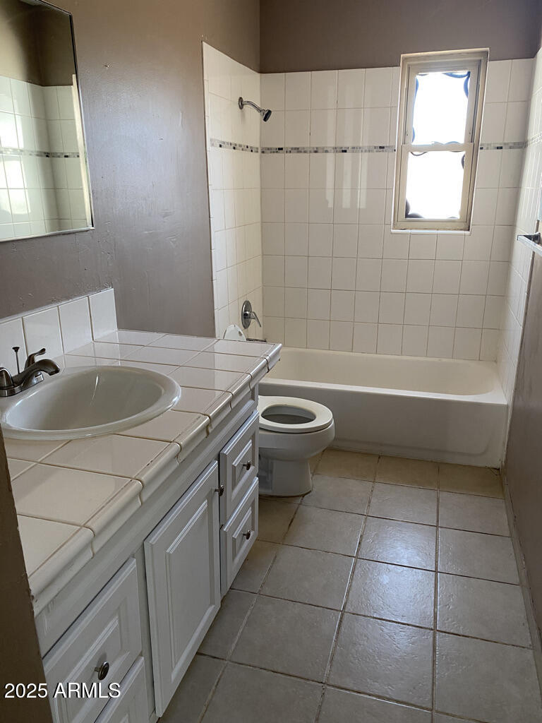 822 West Missouri Avenue Phoenix, AZ 85013 - Photo 25 of 35 a bathroom with a sink a toilet and bathtub