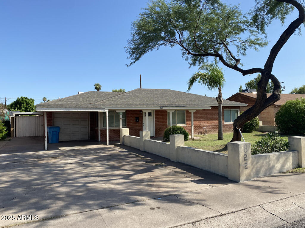 822 West Missouri Avenue Phoenix, AZ 85013 - Photo 3 of 35 a front view of a house with a garden