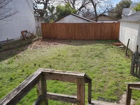 a view of a backyard