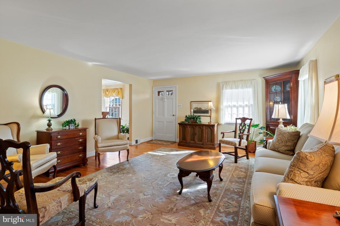 42 Schoolhouse Lane Broomall, PA 19008 - Photo 4 of 28 Gallery Image 4