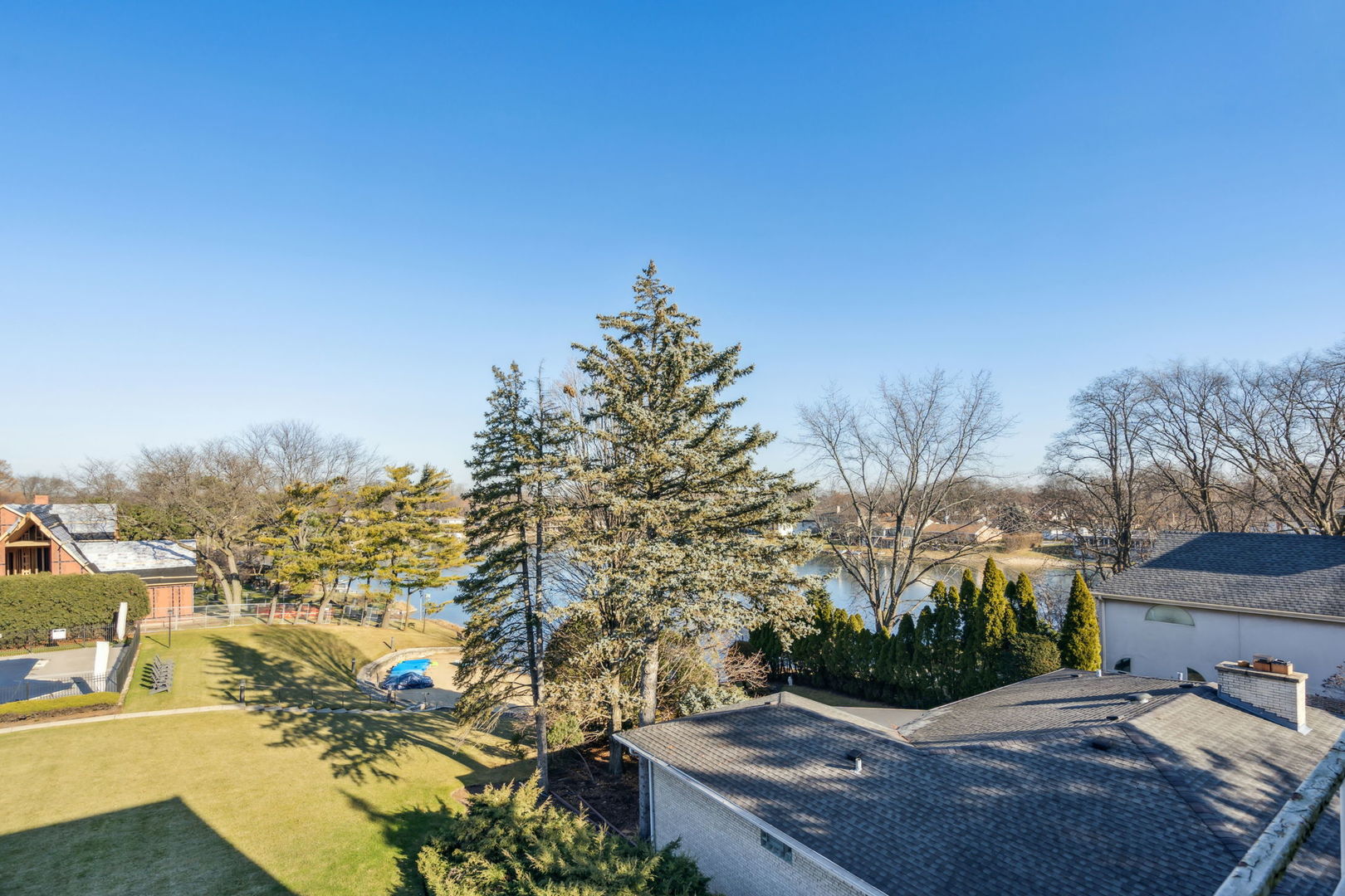1 North Dee Road, Unit 3H Park Ridge, IL 60068 - Photo 6 of 6 a view of a yard