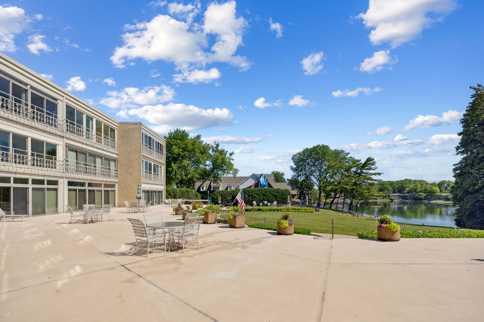 1 North Dee Road, Unit 3H Park Ridge, IL 60068 - Photo 4 of 6 a view of a basket ball ground