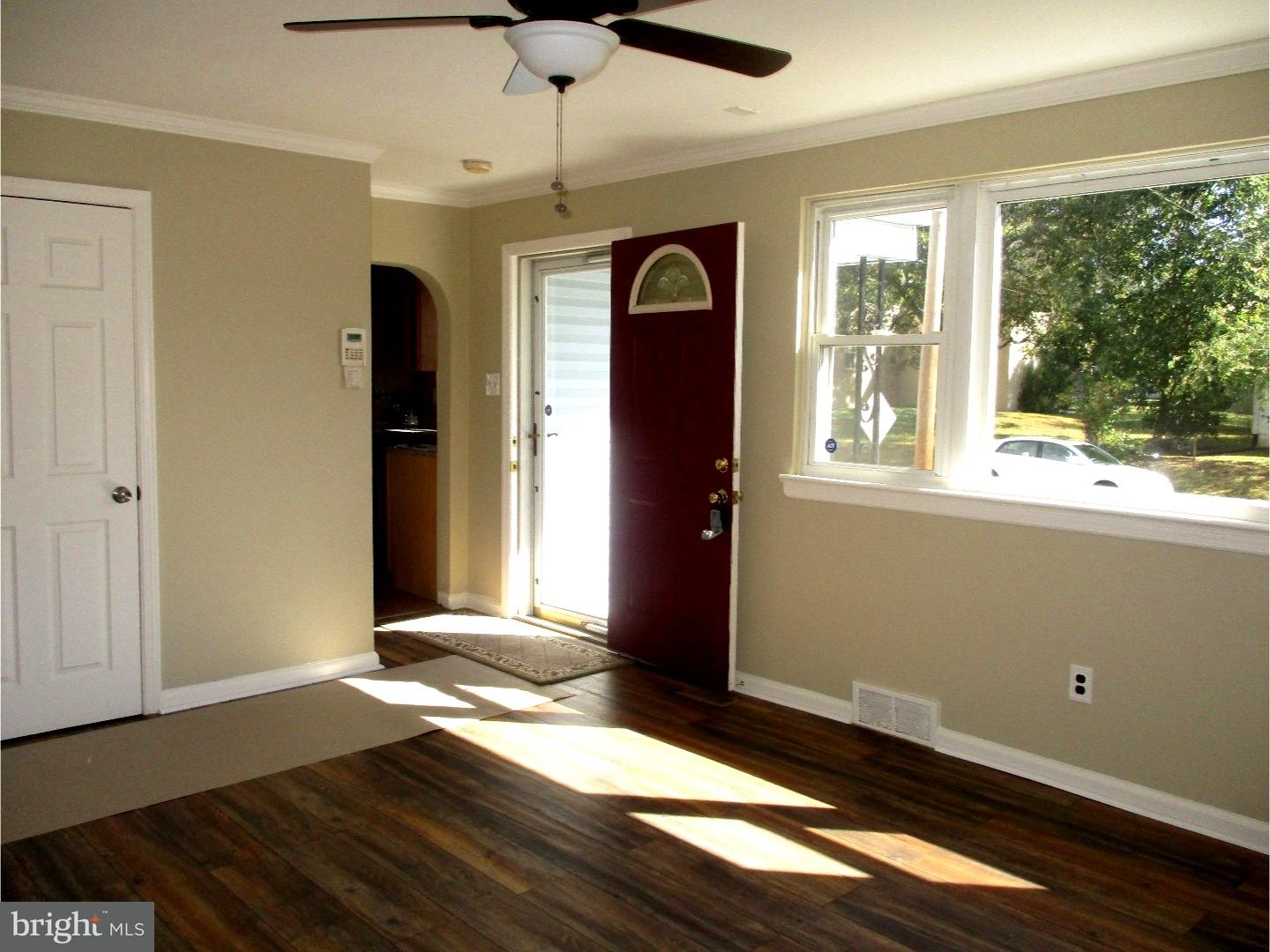 54 State Avenue Lindenwold, NJ 08021 - Photo 5 of 21 Living Room