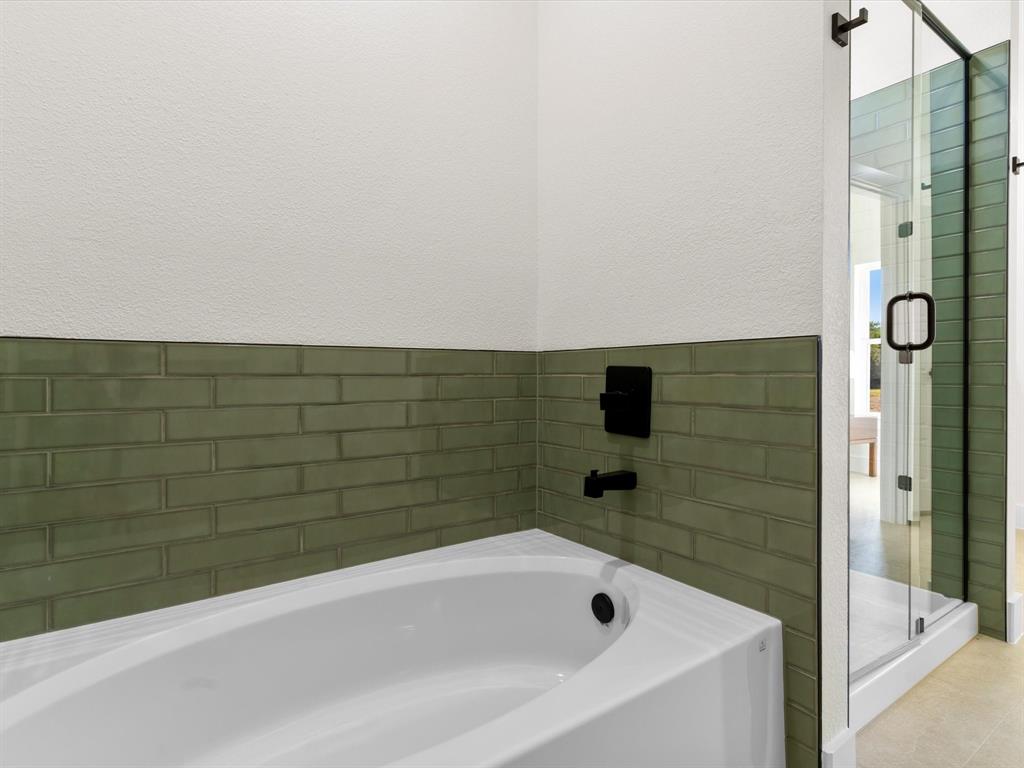 1623 County Road 4764 Boyd, TX 76023 - Photo 14 of 29 a bathroom with a bathtub