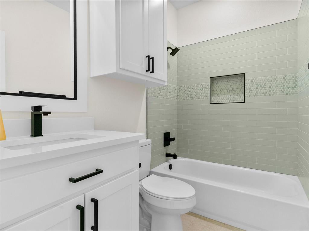 1623 County Road 4764 Boyd, TX 76023 - Photo 18 of 29 a bathroom with a sink a toilet and bathtub