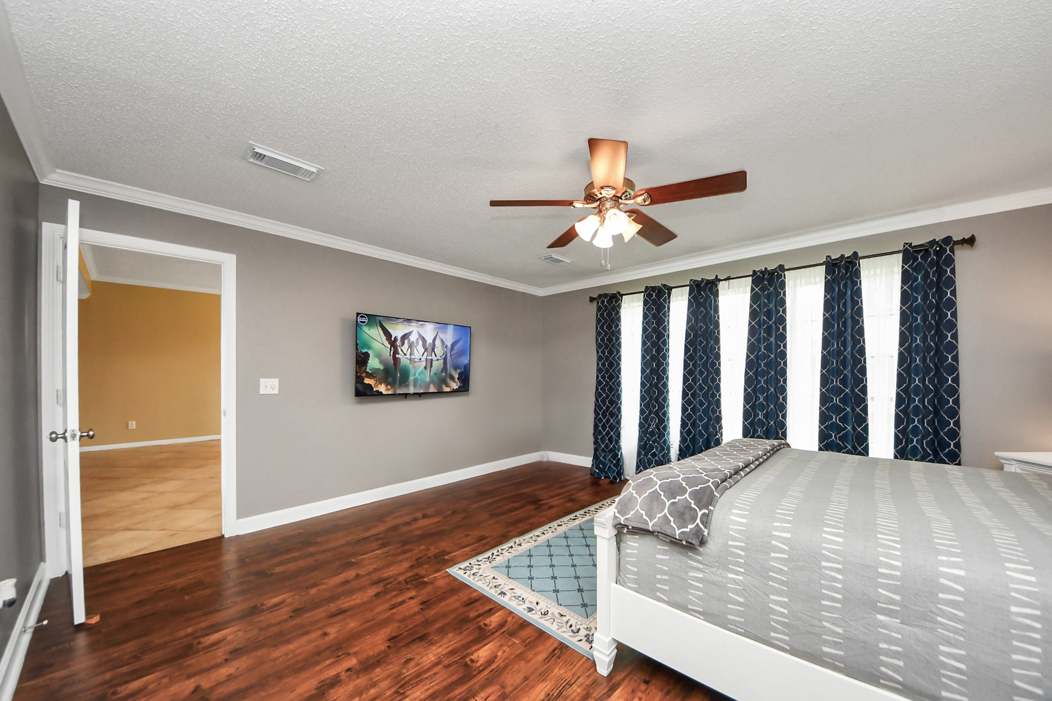 3107 Dulaney Road Houston, TX 77084 - Photo 18 of 50 a bedroom with a large bed and a window