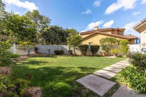 a view of a back yard