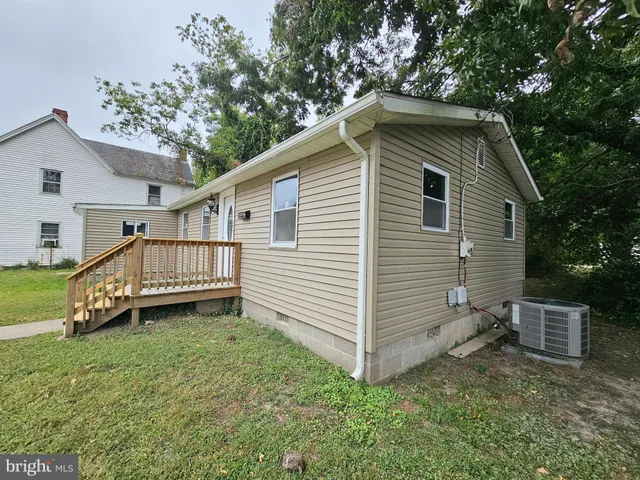a view of a house with backyard and a tree