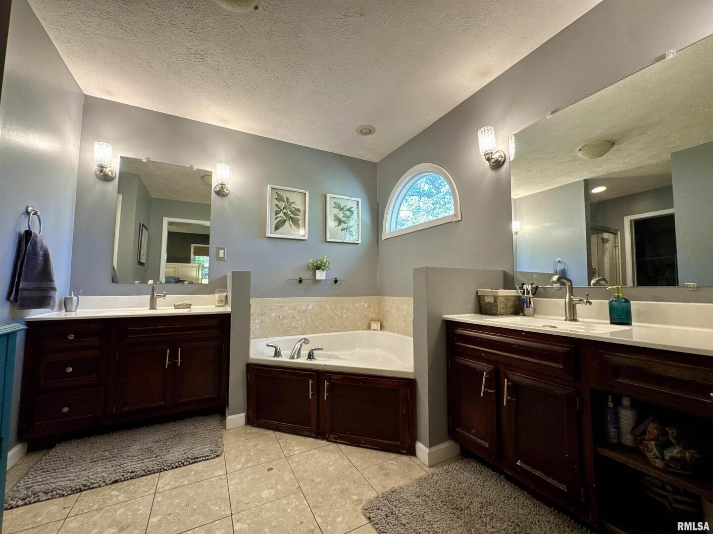 1801 Colonial Drive Marion, IL 62959 - Photo 21 of 45 a spacious bathroom with a tub double sink and mirror