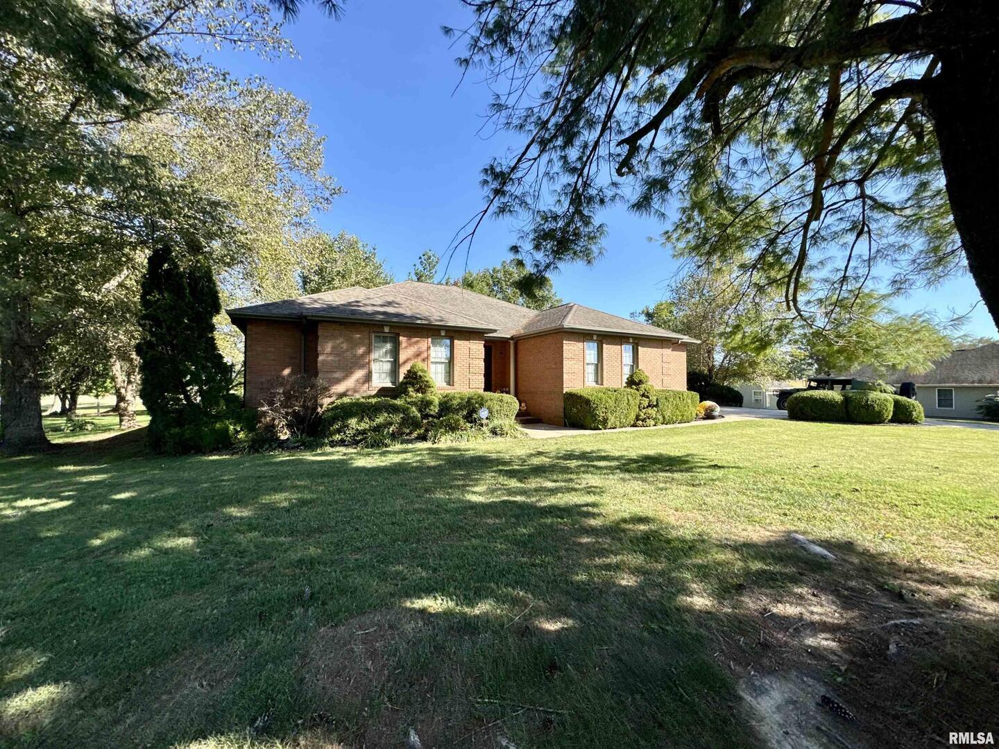 1801 Colonial Drive Marion, IL 62959 - Photo 44 of 45 a front view of a house with a garden