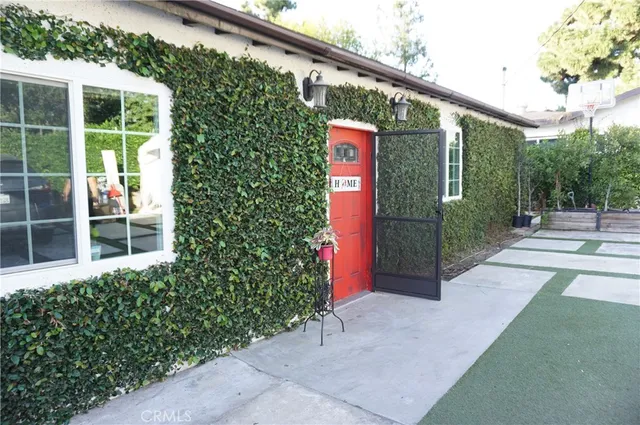 a view of a backyard