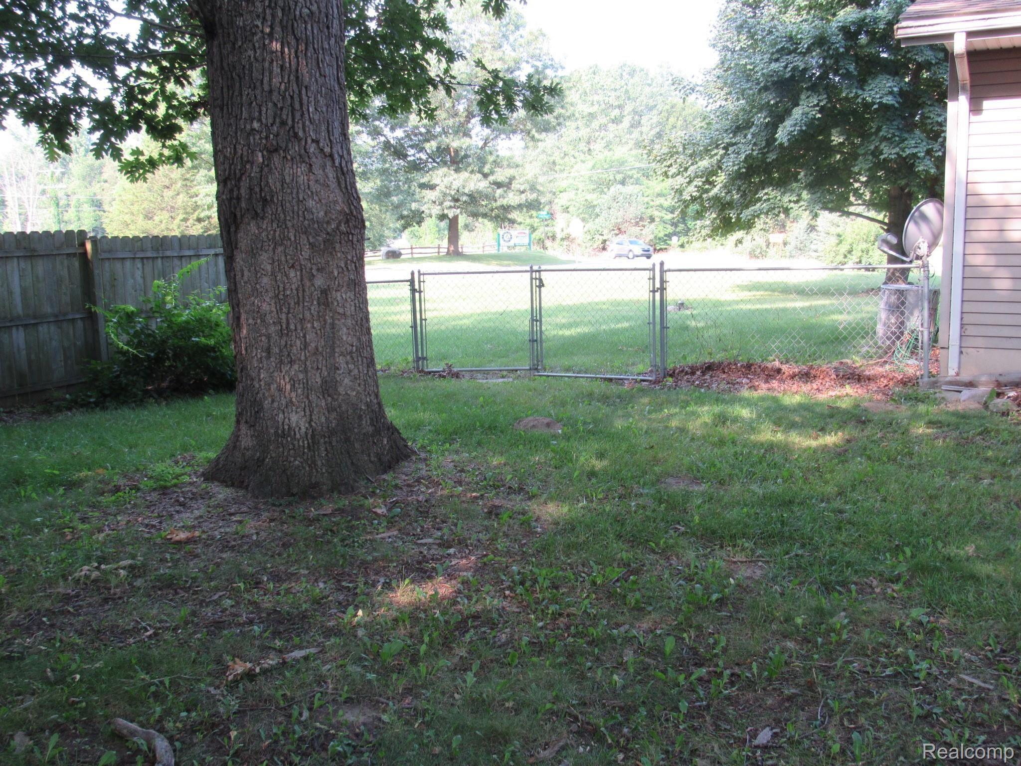 7493 Pinckney Road Pinckney, MI 48169 - Photo 7 of 32 IMG_2815.JPG