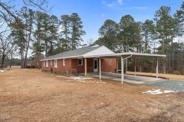 a view of a house with a backyard