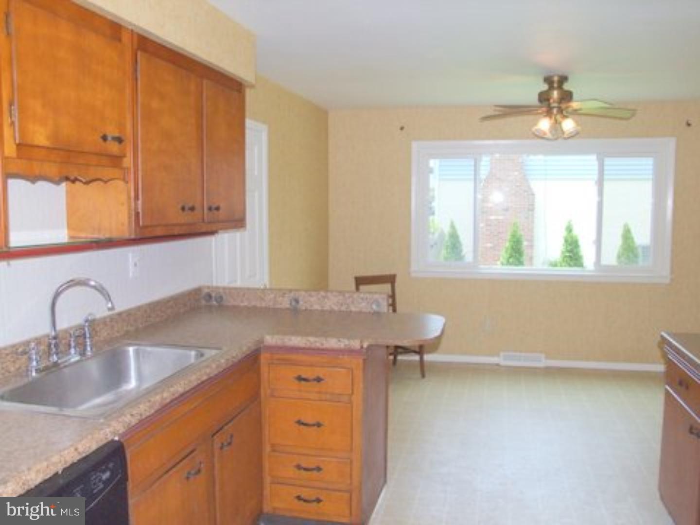 200 Oakwynne Road Broomall, PA 19008 - Photo 11 of 20 Kitchen