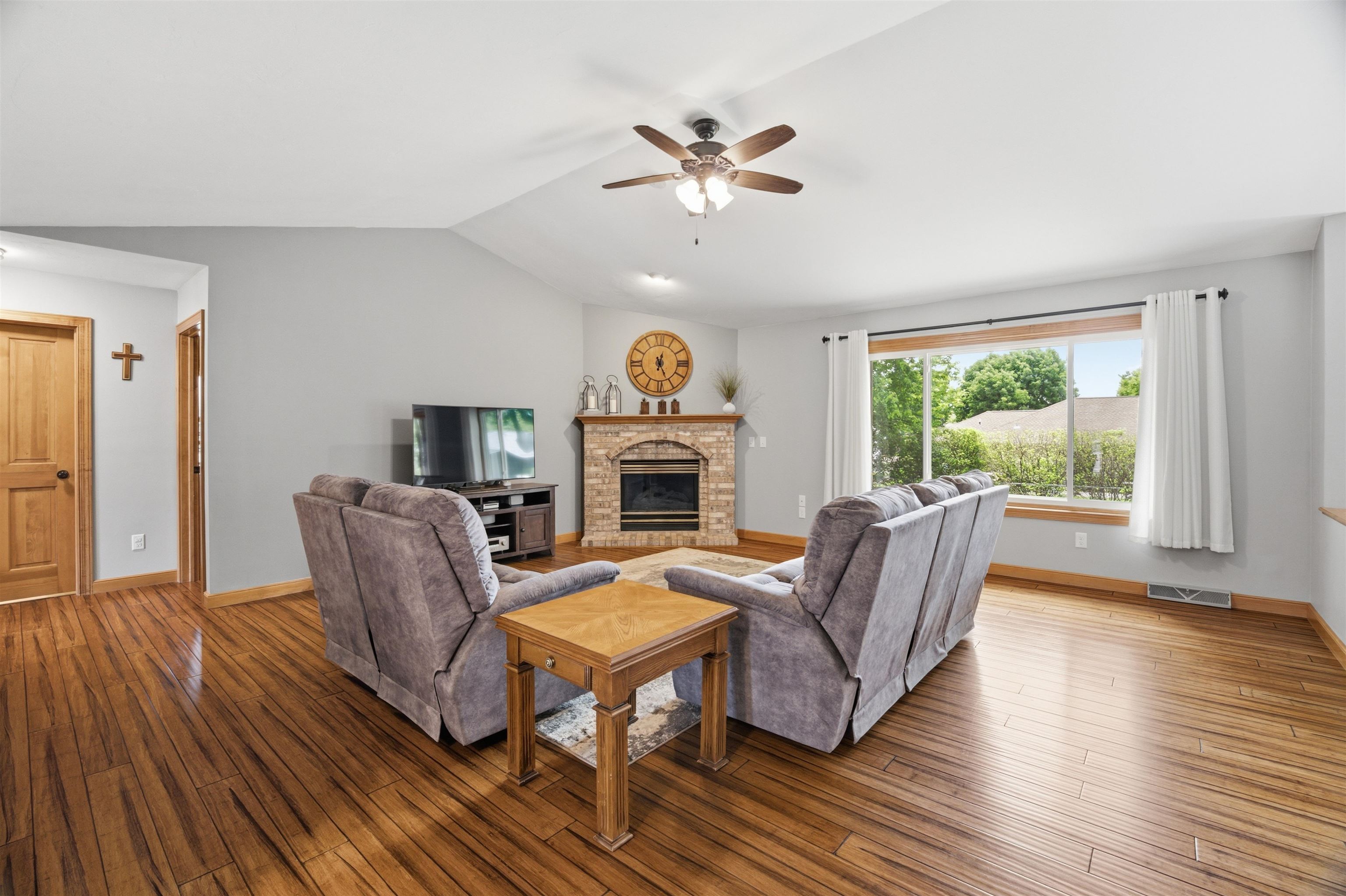 127 Barefoot Court Appleton, WI 54913 - Photo 10 of 57
