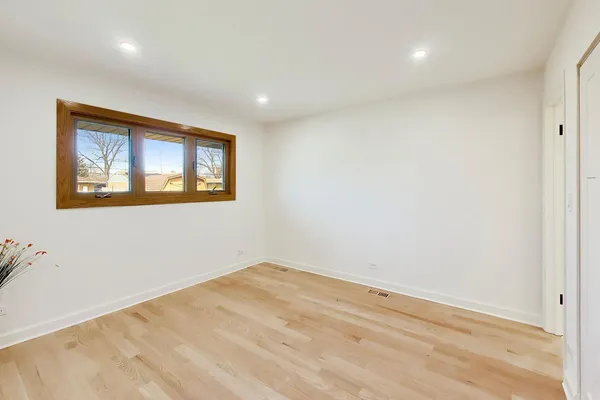 $680,000 | 656 Jon Lane, Des Plaines, IL 60016