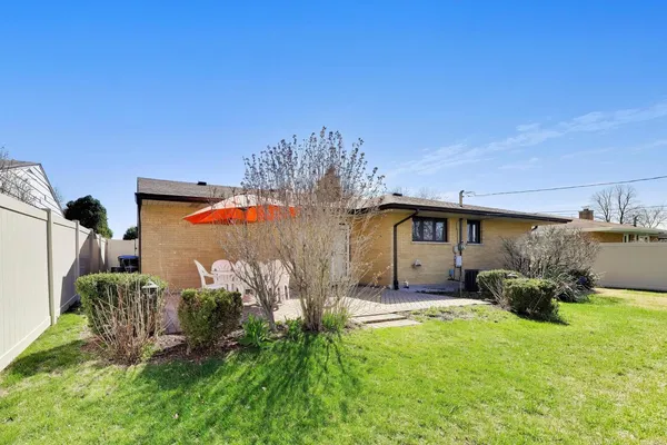 $680,000 | 656 Jon Lane, Des Plaines, IL 60016