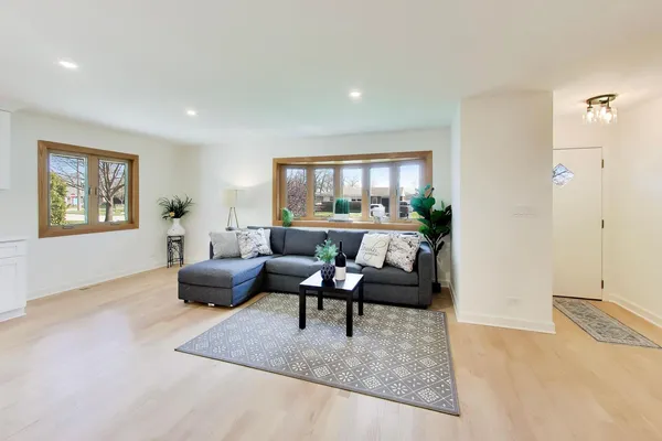 $680,000 | 656 Jon Lane, Des Plaines, IL 60016