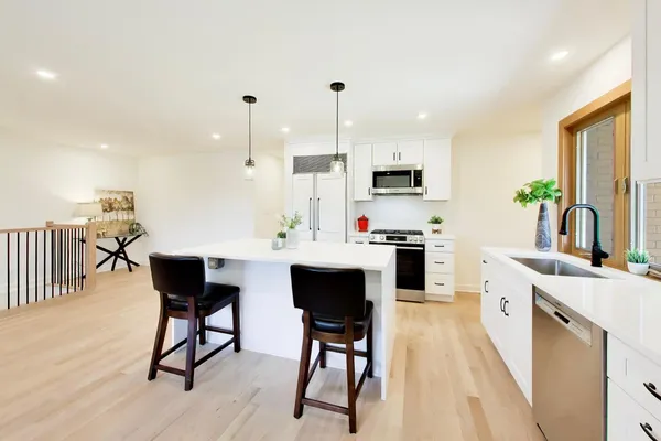 $680,000 | 656 Jon Lane, Des Plaines, IL 60016