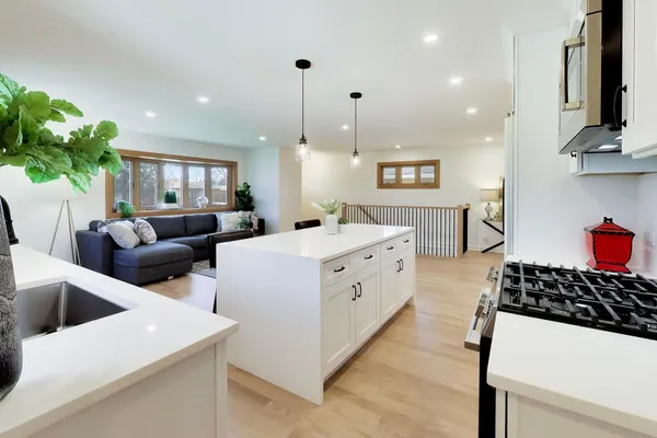 $680,000 | 656 Jon Lane, Des Plaines, IL 60016