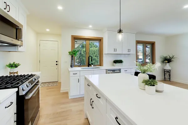 $680,000 | 656 Jon Lane, Des Plaines, IL 60016