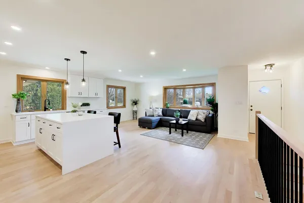 $680,000 | 656 Jon Lane, Des Plaines, IL 60016