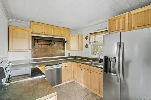 $399,990 | 230 Lakeside Trail, Ridge, NY 11961