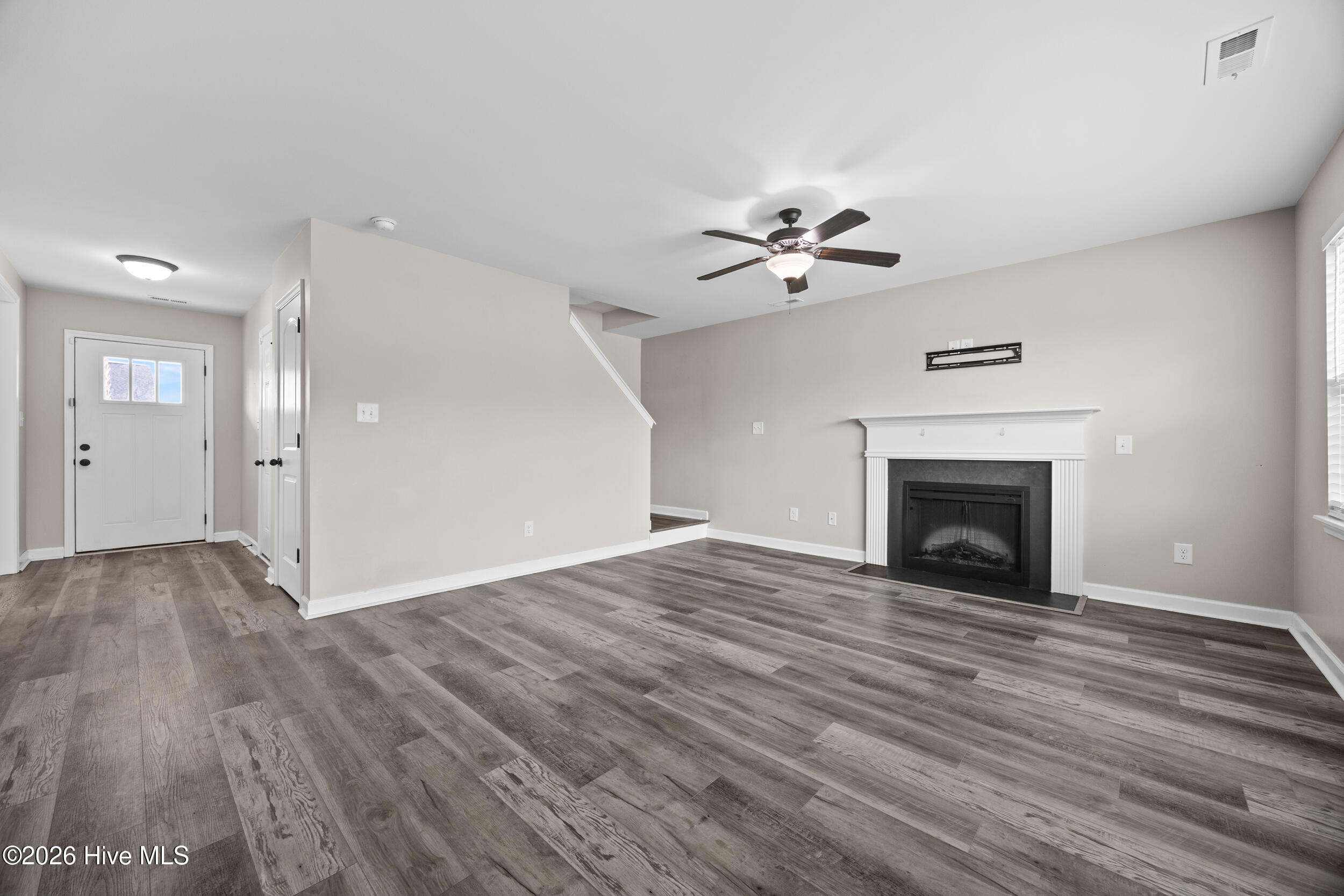 105 Barnhouse Road Jacksonville, NC 28546 - Photo 20 of 56 21_living room