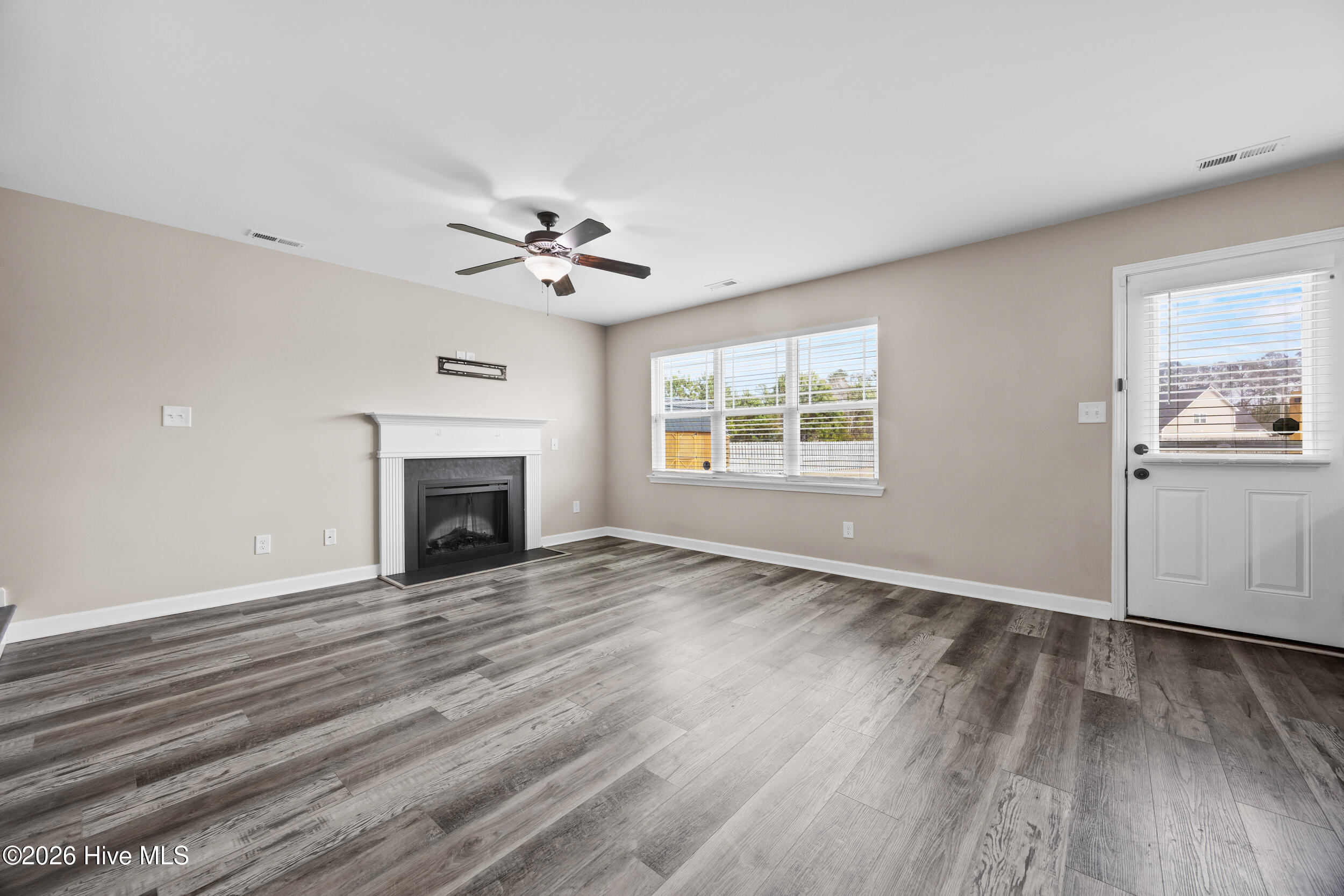 105 Barnhouse Road Jacksonville, NC 28546 - Photo 22 of 56 22_living room