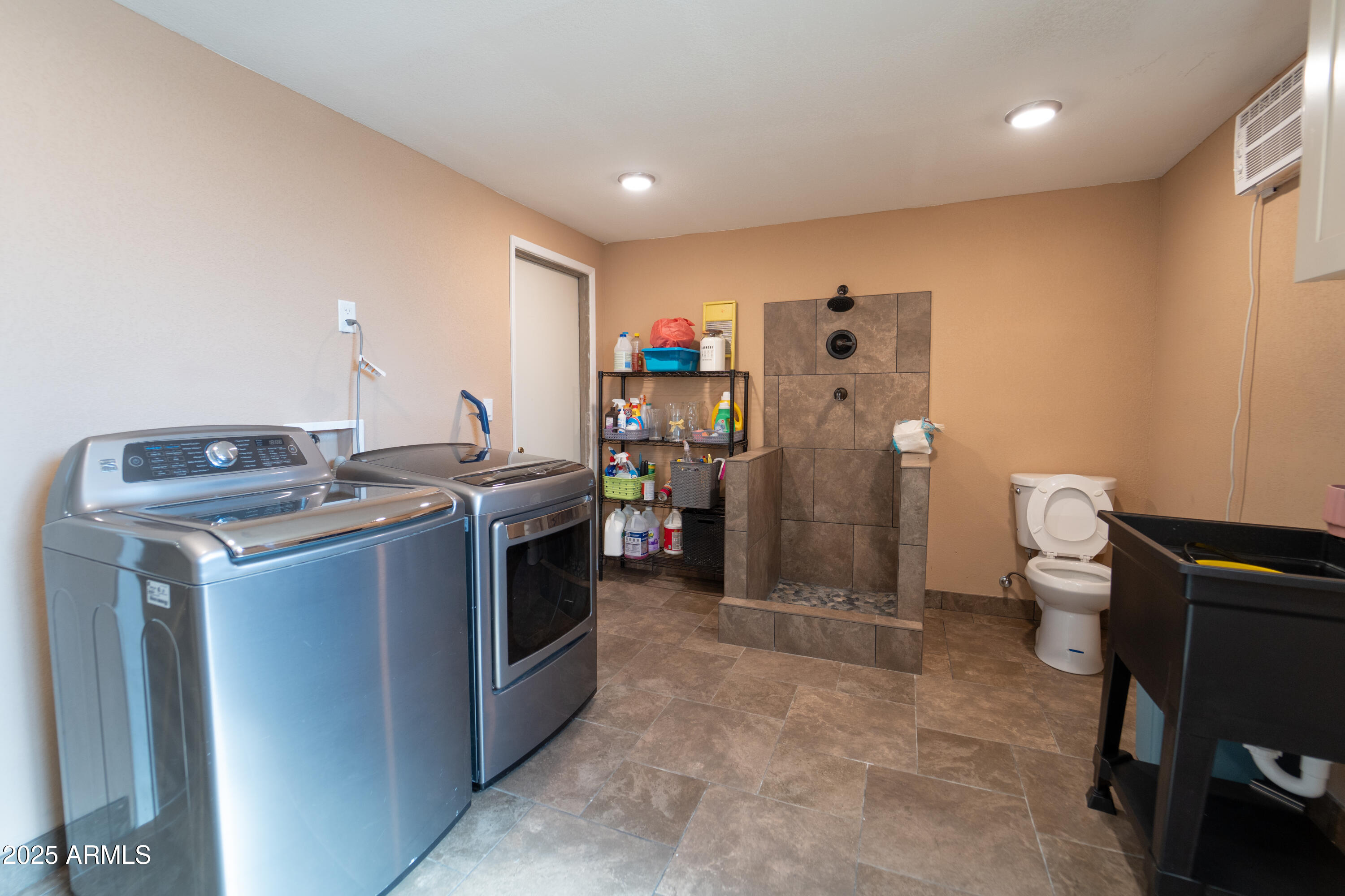 3102 West Paradise Drive Phoenix, AZ 85029 - Photo 9 of 22 a utility room with dryer and washer
