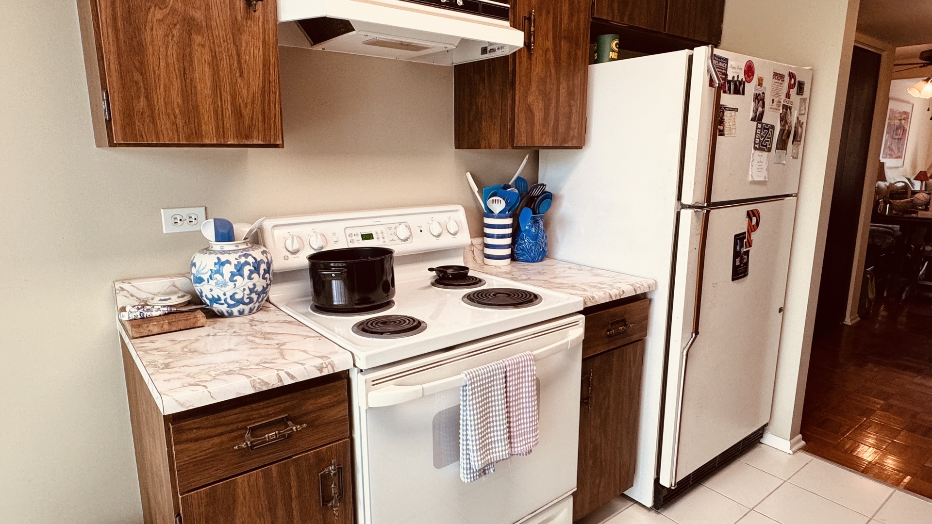 1714 Northfield Square, Unit F Northfield, IL 60093 - Photo 5 of 18 a kitchen with a refrigerator and a stove