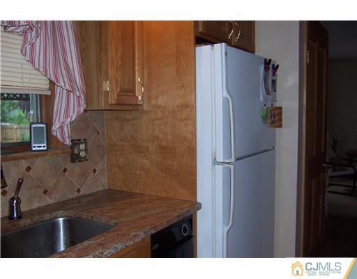 528 Chain O' Hills Road Colonia, NJ 07067 - Photo 5 of 25 a bathroom with a bathtub and a sink