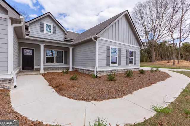 a view of a house with yard and plants