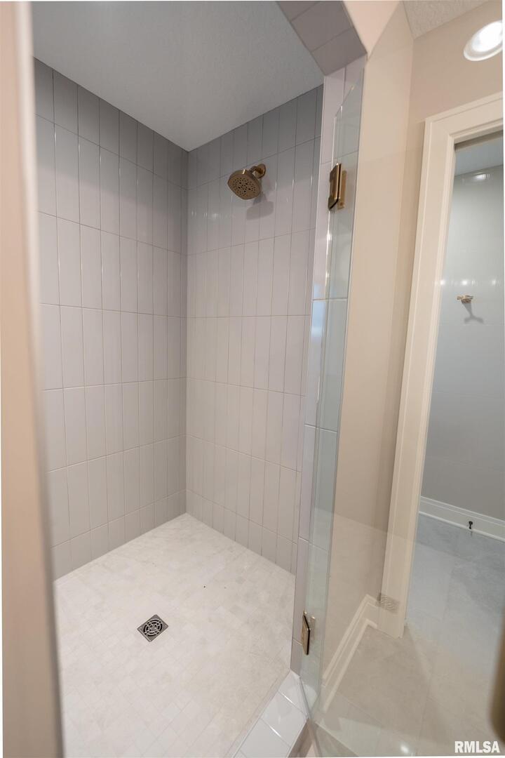 6830 Wilderness Pointe Bettendorf, IA 52722 - Photo 31 of 46