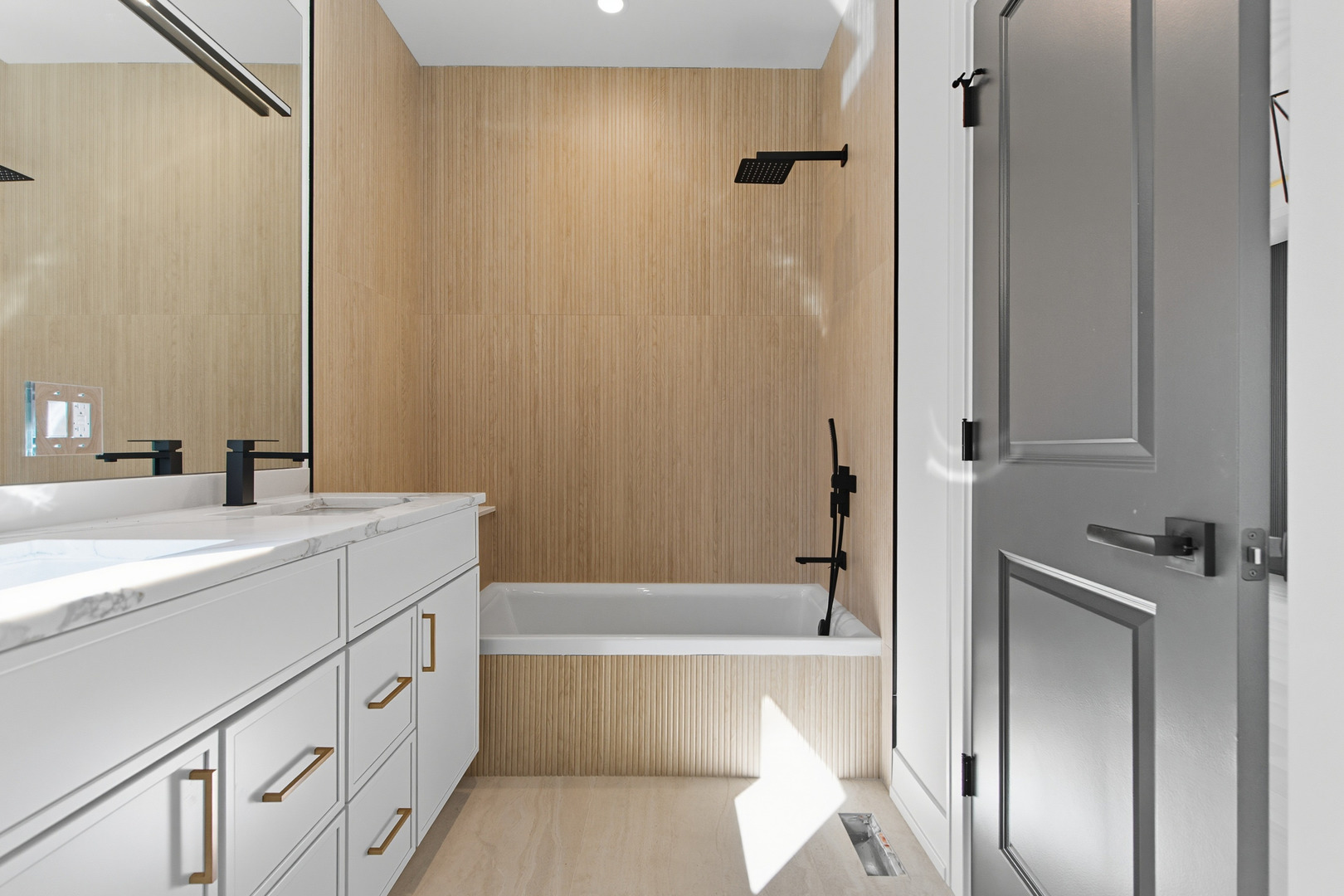 5254 West Newport Avenue Chicago, IL 60641 - Photo 15 of 27 a bathroom with a bathtub and a sink