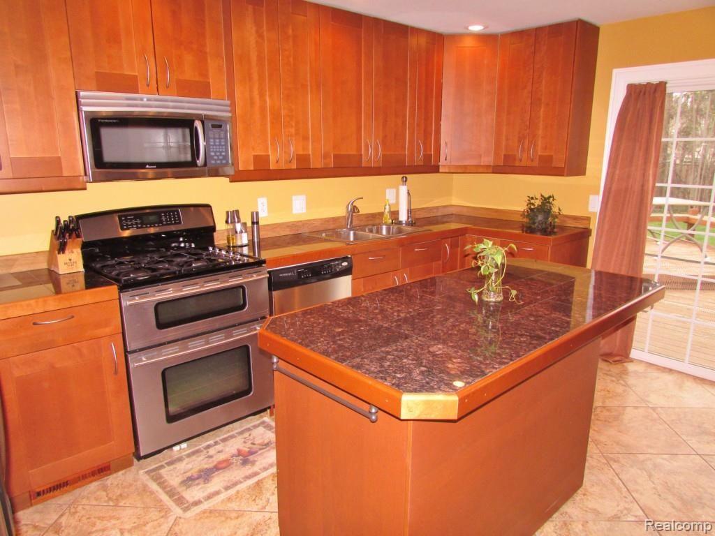 3415 West Utica Road Utica, MI 48317 - Photo 6 of 31 Utica Rd Custom Kitchen.jpg