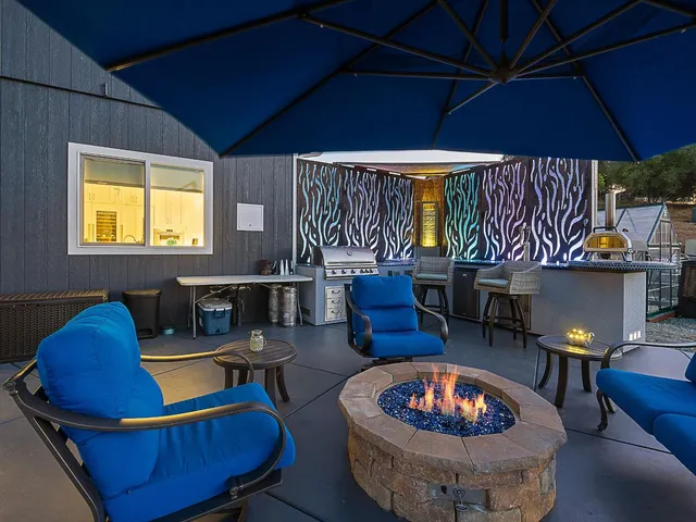 a view of entryway and hall