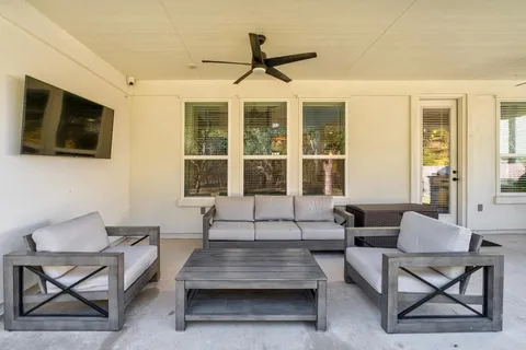 $800,000 | 1954 Headwaters Boulevard, Dripping Springs, TX 78620