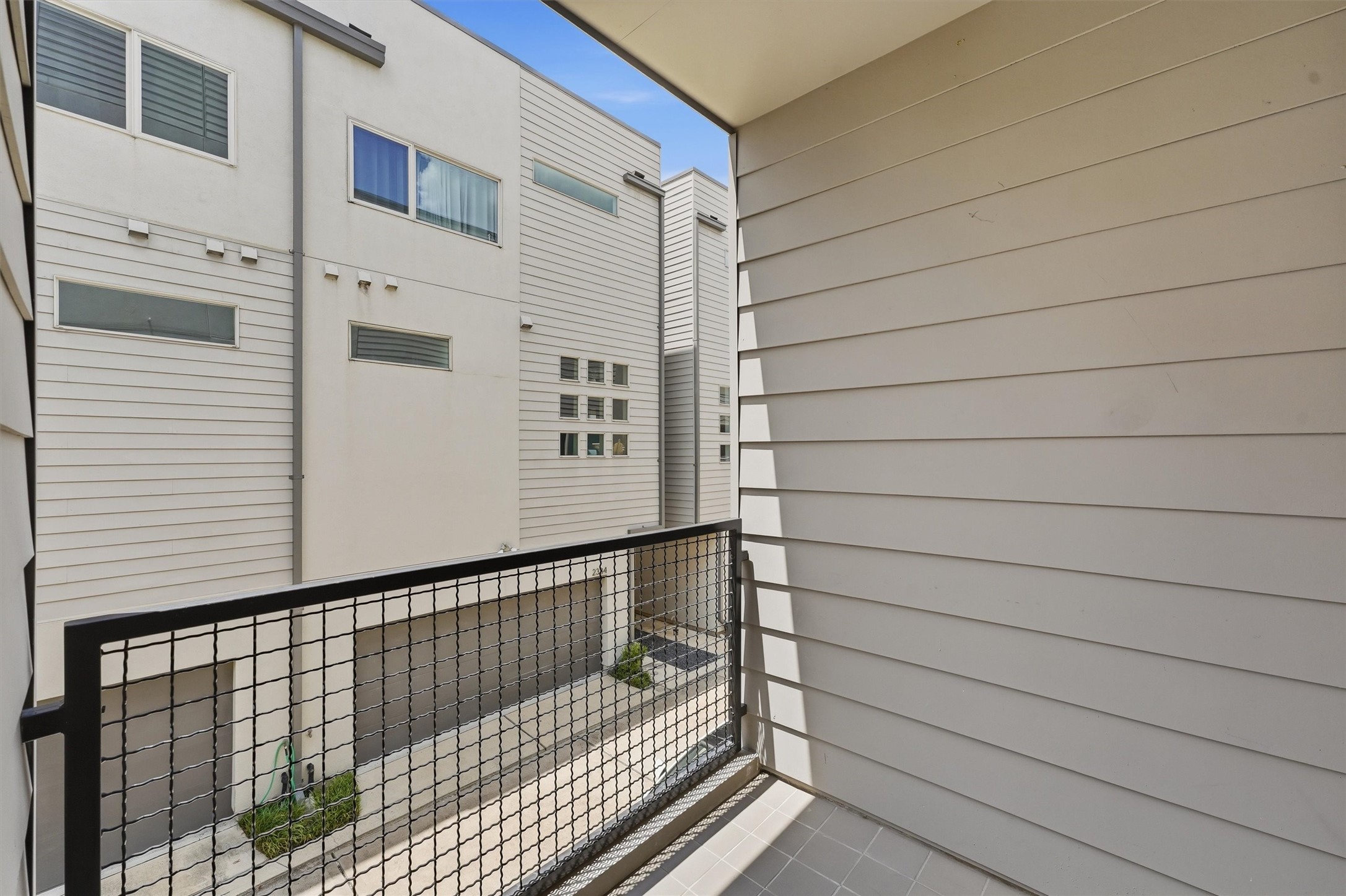 2338 Commerce Street Houston, TX 77003 - Photo 18 of 29 Spacious private balcony overseeing community