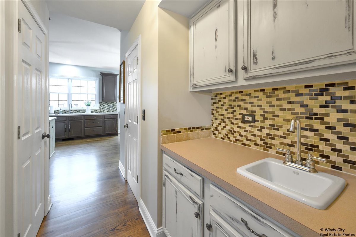 1880 Crofton Drive Algonquin, IL 60102 - Photo 16 of 44 a bathroom with a double vanity sink a toilet and a bathtub