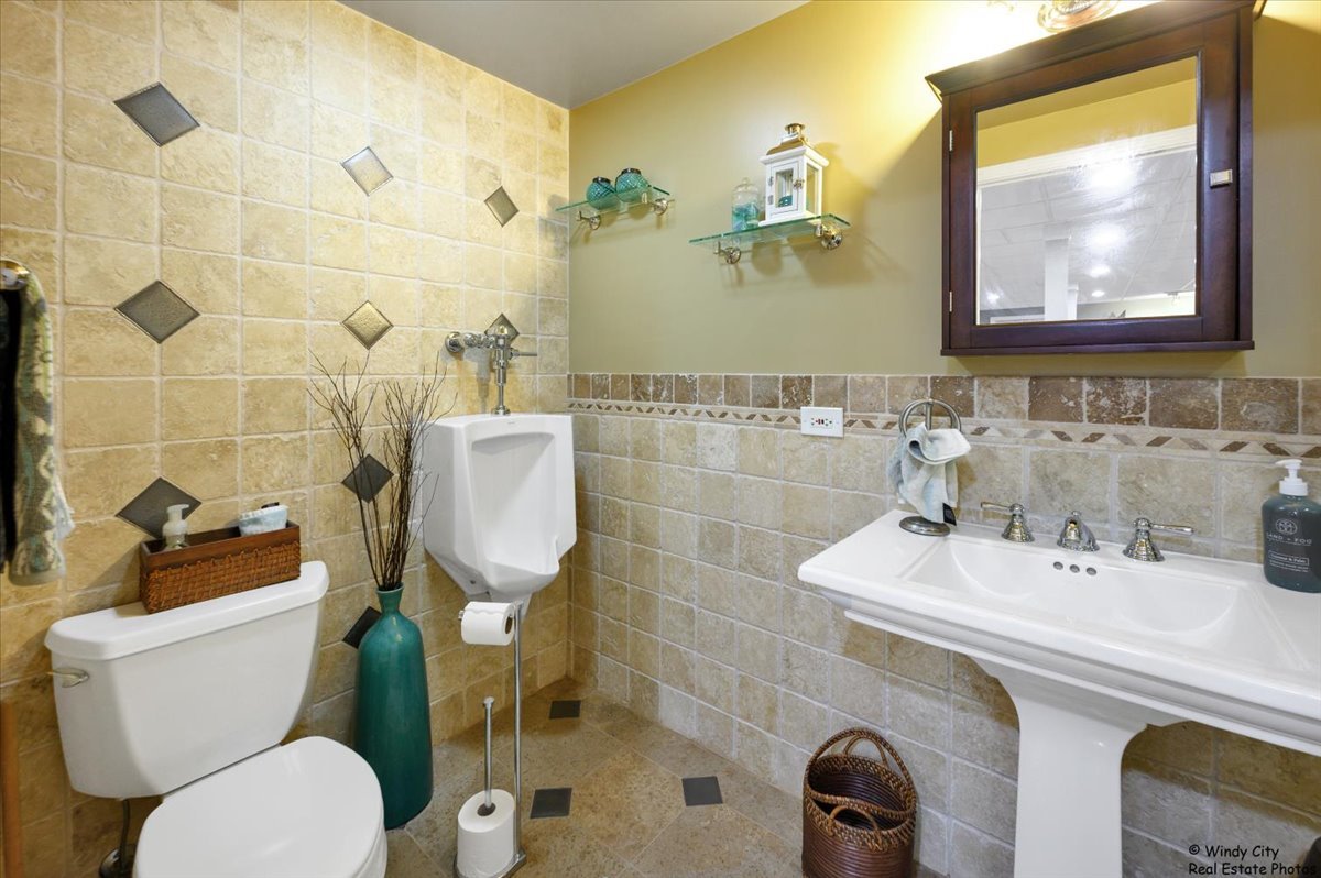 1880 Crofton Drive Algonquin, IL 60102 - Photo 36 of 44 a bathroom with a sink mirror and toilet