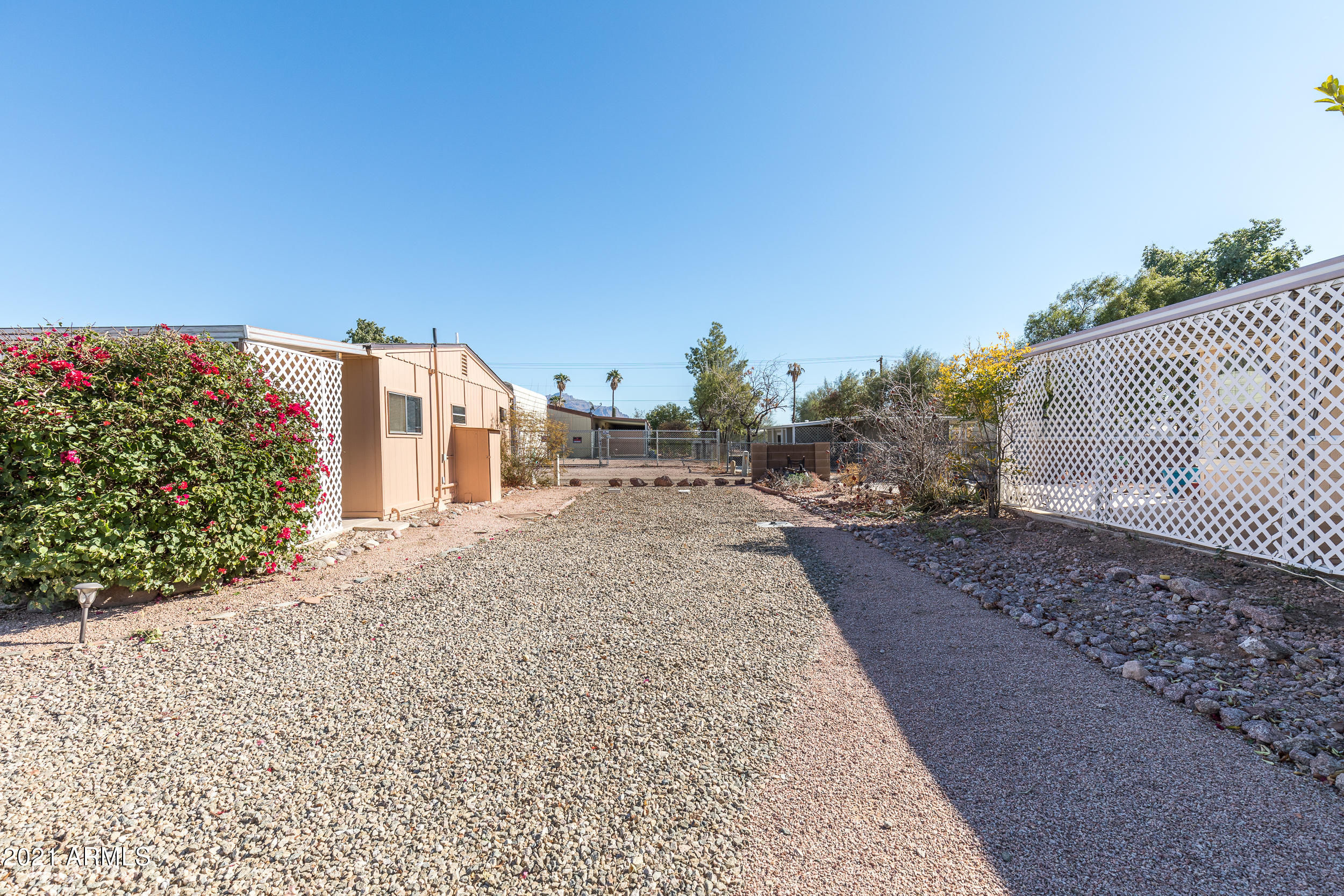 2295 South Descanso Road Apache Junction, AZ 85119 - Photo 3 of 12 2295 S Descanso Rd (4 of 20)