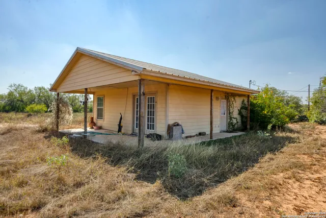 a view of a house with backyard and garden